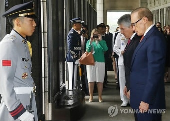 묵념하는 호주 외교.국방장관