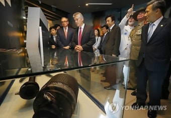 어뢰 살펴보는 호주 외교.국방장관