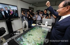 가상현실 체험하는 황우여 대표