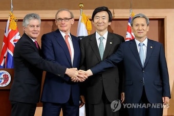 한·호주 외교·국방장관 악수