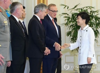 호주 외교.국방장관 접견하는 박 대통령