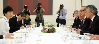 호주 외교.국방장관 접견하는 박 대통령