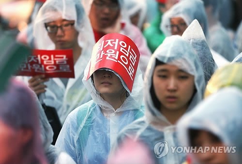 서울 민주노총, 최저임금 대폭 인상 요구 집회로 노동자들 열정 고조