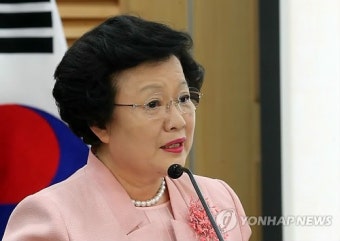 인사말 하는 이배용 위원장