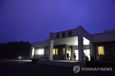동트는 통일각