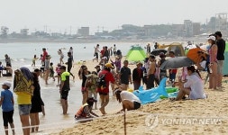 개장 전 피서객 몰린 주문진 해변
