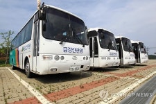 금강산 관광 중단 5년…멈춰선 관광버스