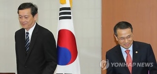 자리에 앉는 한·일 외교 차관