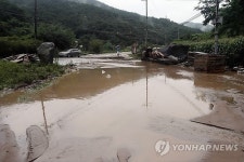 폭우에 길 끊긴 농촌도로