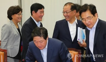 최고위원회의 입장하는 황우여
