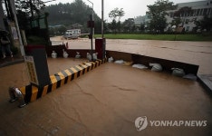 아파트로 넘치는 비..통제한 진출입로