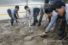 유원지 하천 범람 복구 작업