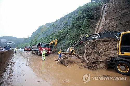 안양 산본IC 인근 토사 유출로 고속도로 통행 제한, 복구 작업 집중 중