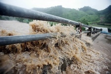 강원 물폭탄..범람하는 마을 교량