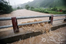 강원 물폭탄..범람하는 마을 교량