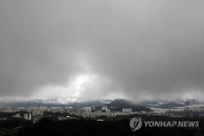 비구름 사이로 드러난 춘천 시내