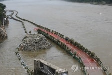 난간만 앙상한 북한강 자전거도로