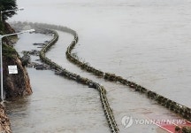 난간만 앙상한 북한강 자전거도로