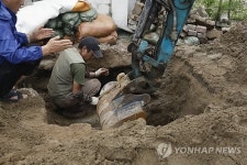 하수관 살펴보는 도시개발공사 관계자들