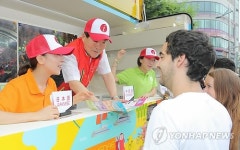 관광 안내하는 박홍섭 구청장