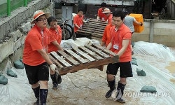 복구활동 펼치는 신입사원