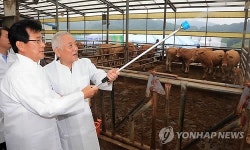 축사 방혁 체험하는 김한길 대표
