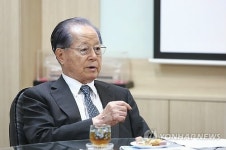 부산상의 특별공로상 받는 왕상은 회장