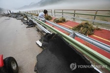 갈기갈기 떨어져나간 강촌 도로