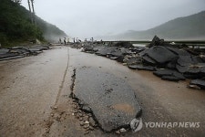 갈기갈기 떨어져나간 강촌 도로