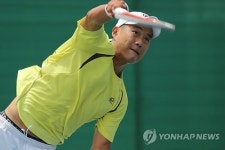 서브하는 김성관