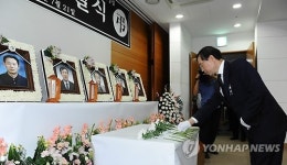 헌화하는 박원순 시장