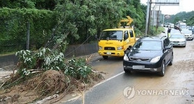 토사 밀려온 경기 이천-광주 국도