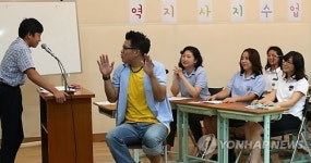 교단엔 학생·교복입은 교사…역지사지 이색수업