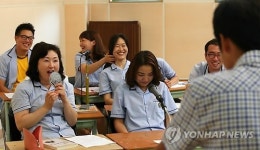 교단에 선 학생·교복입은 교사…역지사지 수업