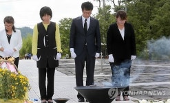 봉하마을 盧묘역 참배하는 천호선 대표