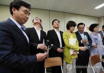 교실 온도 측정하는 의원들