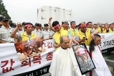 한우협회, 소값 회복 촉구 삭발