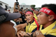 경찰과 대치하는 한우 농가들