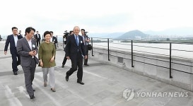 강원창작개발센터 방문한 박 대통령