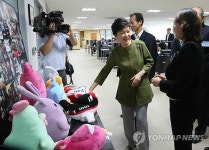 강원창작개발센터 방문한 박 대통령