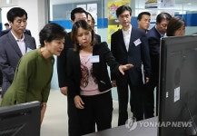 강원창작개발센터 방문한 박 대통령
