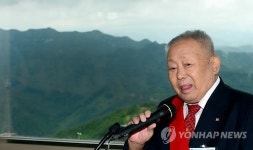 425고지 앞 소감 밝히는 참전용사