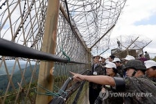철책 방문한 425고지 전투 참전용사 유가족들