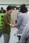 직원 격려하는 박근혜 대통령