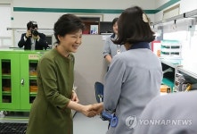 직원 격려하는 박근혜 대통령