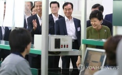 인사하는 박근혜 대통령