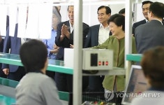 의료기기 생산 현장 방문한 박근혜 대통령