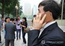전화하는 유창근 개성공단기업협회 부회장