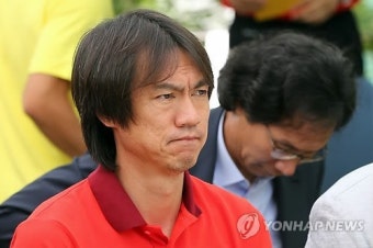 심각한 표정의 홍명보 감독