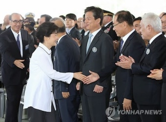 황우여 대표와 악수하는 박근혜 대통령